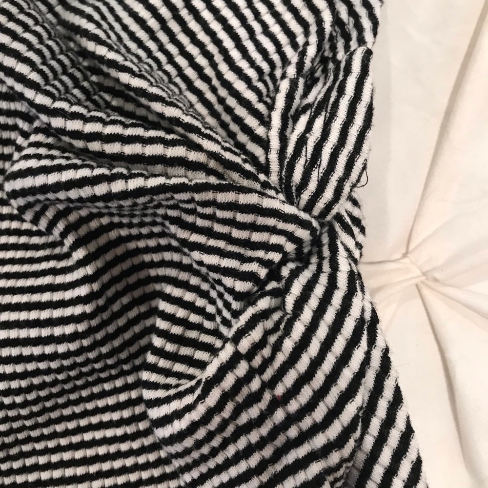 Black and White Stripped Skirt Tight Fitting - Picture 4 of 5